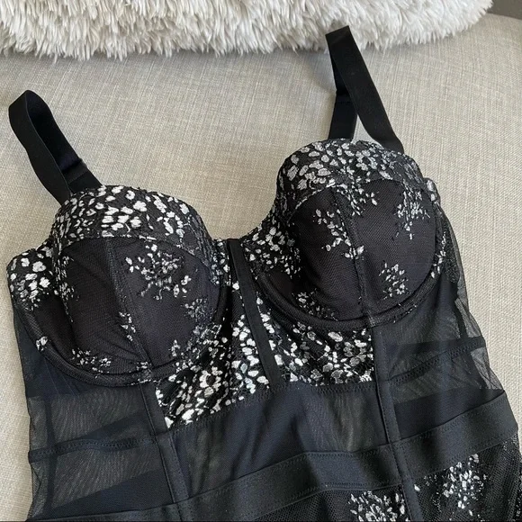 VICTORIA’S SECRET* Lace corset with silver details - Picture 7 of 10